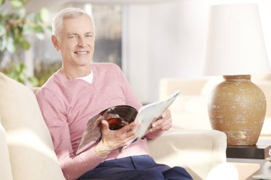 Komuta sizde bir dergi okuma