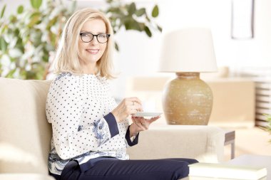 Olgun kadın evde çay içme