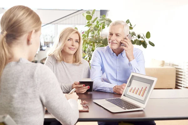 Bejaarde echtpaar om thuis te zitten met adviseur — Stockfoto