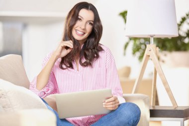 Evde bilgisayarını kullanan bir kadın.