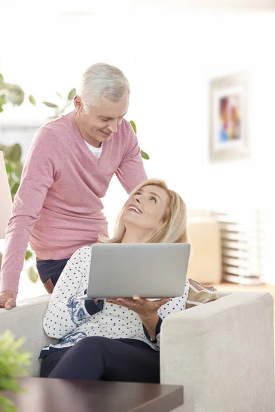 Pareja de ancianos utilizando el ordenador portátil en casa — Foto de Stock