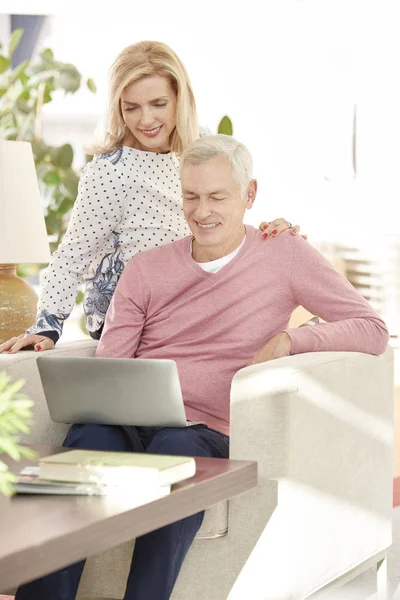 Senior par använder laptop hemma — Stockfoto