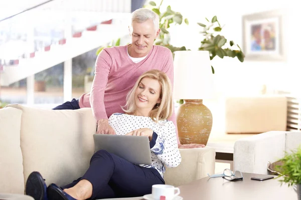 Seniorenpaar nutzt Laptop zu Hause — Stockfoto