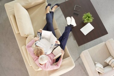 üst düzey çift iyi bir kitap okuma 