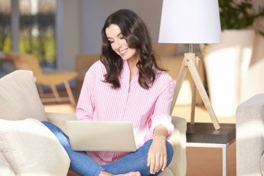 dizüstü bilgisayar ile mutlu bir kadın