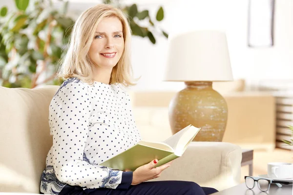 Frau entspannt sich mit einem guten Buch — Stockfoto