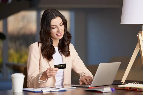 Mulher Banca online — Fotografia de Stock