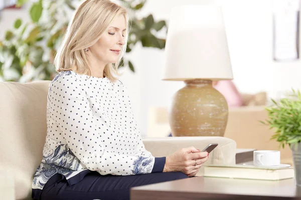 Mujer mayor con su teléfono móvil — Foto de Stock