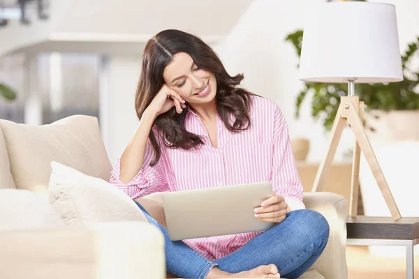 Mulher Desfrutando de conexão sem fio — Fotografia de Stock