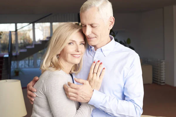 Encantadora pareja de ancianos —  Fotos de Stock