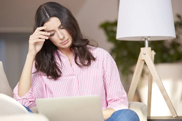 Vrouw Getting slecht nieuws — Stockfoto