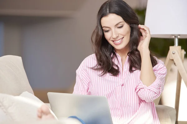 Mujer Disfrutando del tiempo en línea — Foto de Stock