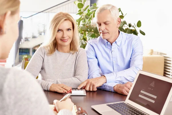 Äldre par med deras investeringsrådgivare — Stockfoto