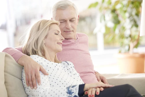 Liefdevolle senior paar portret — Stockfoto