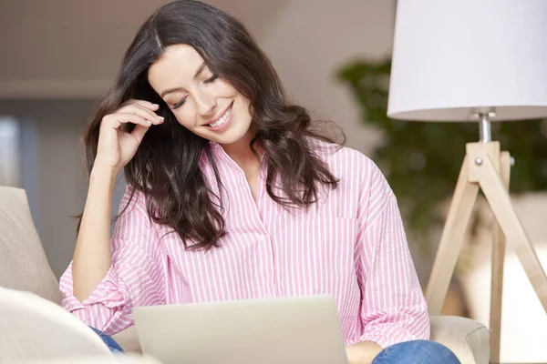 Mujer Navegación en Internet —  Fotos de Stock