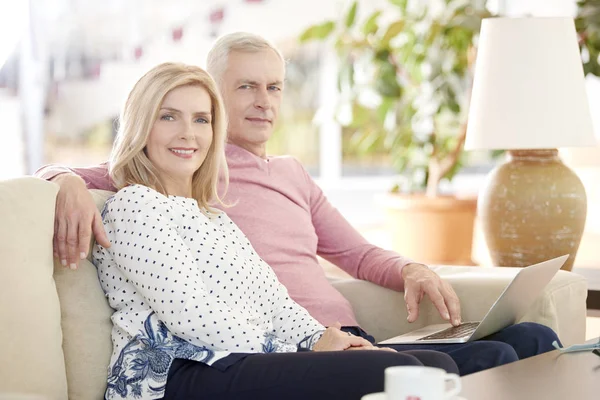 Oudere paar met behulp van moderne technologie — Stockfoto