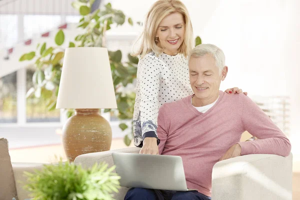 Oudere paar met behulp van moderne technologie — Stockfoto