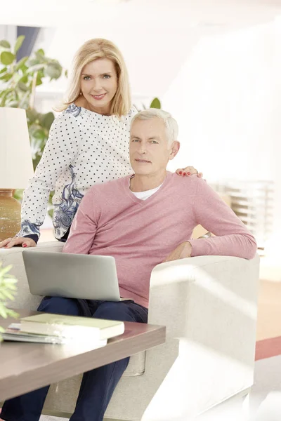 Oudere paar met behulp van moderne technologie — Stockfoto