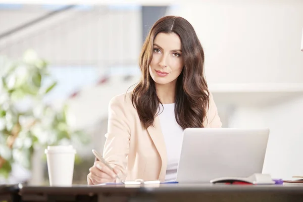 Junge Geschäftsfrau sitzt am Laptop — Stockfoto
