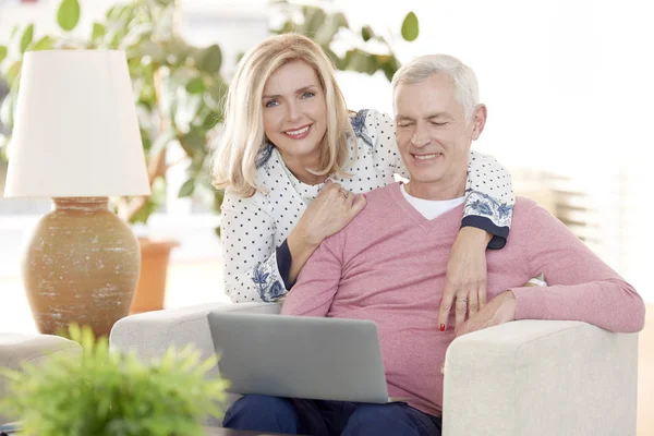 Oudere paar met behulp van moderne technologie — Stockfoto