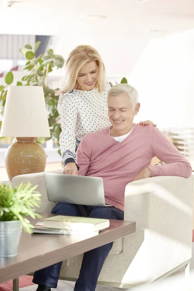 Senior par som använder modern teknik — Stockfoto