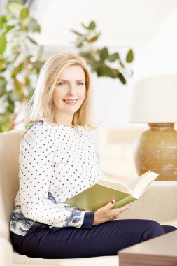 kadın iyi bir kitap ile rahatlatıcı 