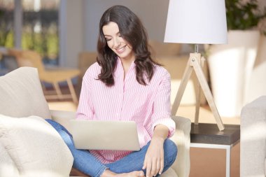 genç kadın onu laptop kullanırken düşünme