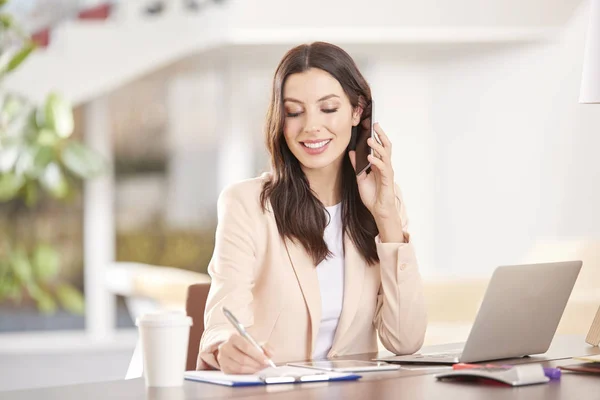 Geschäftsfrau mit Laptop bei der Arbeit — Stockfoto