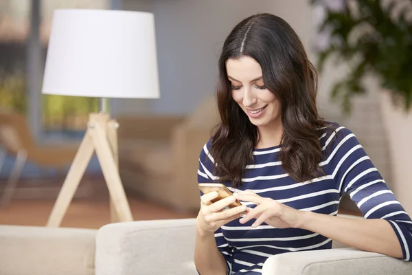 Mujer Enviar mensajes — Foto de Stock