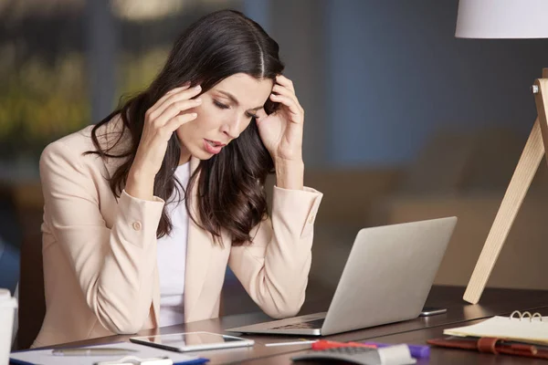 オフィスにいるストレスの多い女性は — ストック写真