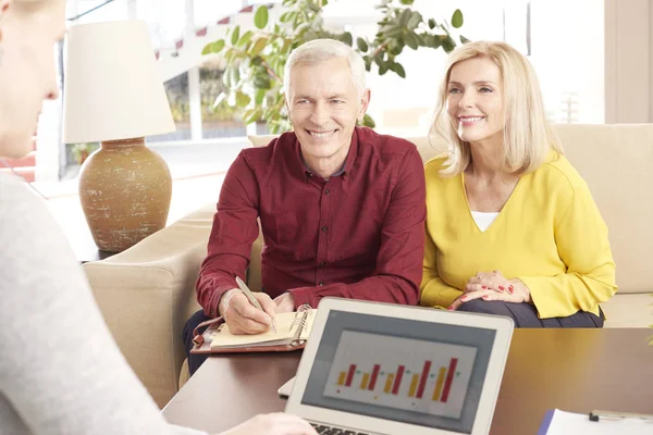 Beleggings-adviseur en haar senior klanten — Stockfoto