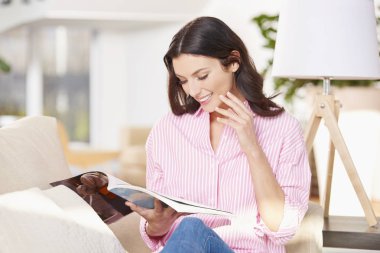 Evde rahatlatıcı sevimli genç esmer