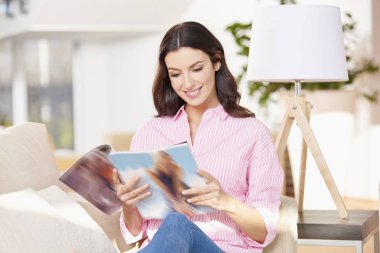 Evde rahatlatıcı sevimli genç esmer