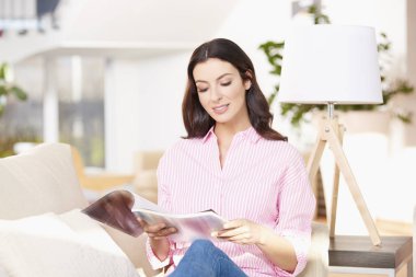 Evde rahatlatıcı sevimli genç esmer