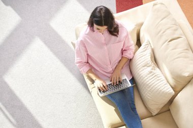 çevrimiçi çalışan kadın 