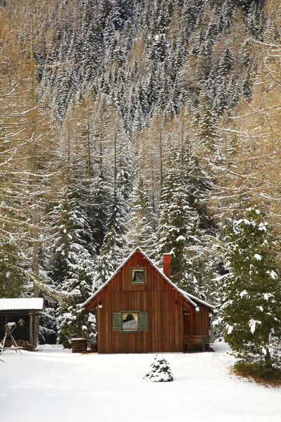 Chalet mit Blick auf die Berge — Stockfoto