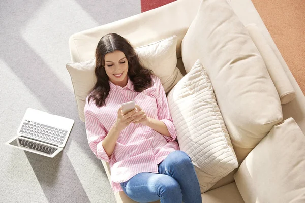 Mujer joven enviando mensaje de texto — Foto de Stock