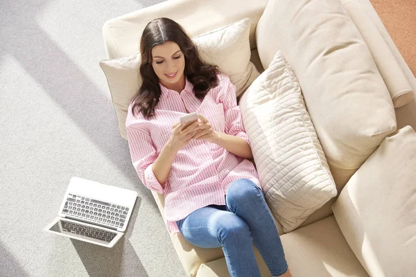 Mujer joven enviando mensaje de texto — Foto de Stock