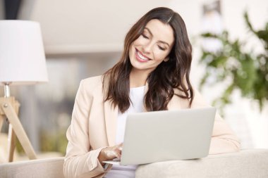 Evden çalışan bir kadın. 