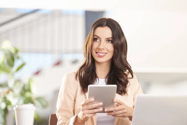 Mujer Explorando la tecnología moderna —  Fotos de Stock