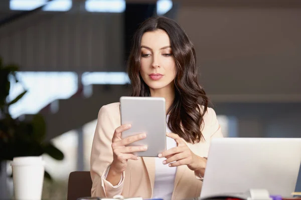 Vrouw onderzoekingstocht moderne technologie — Stockfoto