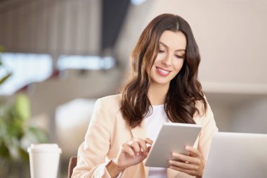 Genç Mali Yardımcısı dijital tablet kullanma 