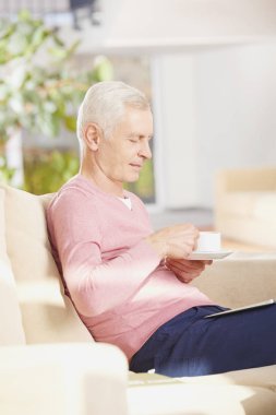 yaşlı bir adam evde rahatlatıcı 