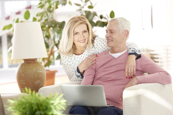 Senior par med bärbar dator — Stockfoto