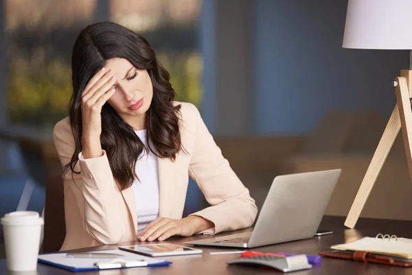 Young businesswoman looking stressed — Stock Photo, Image