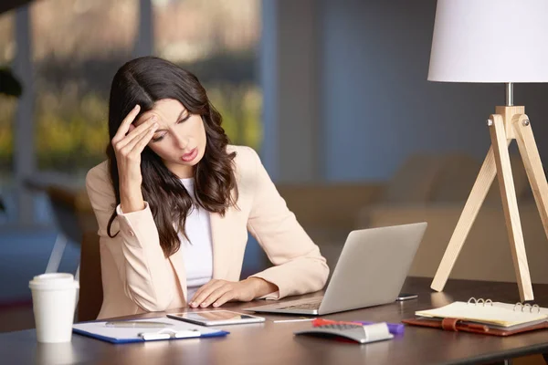 Young businesswoman looking stressed — Stock Photo, Image