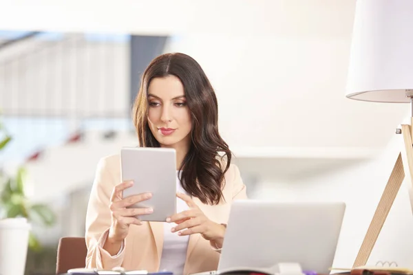 Giovane assistente finanziario utilizzando tablet digitale — Foto Stock