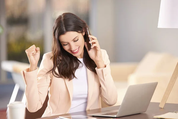 Mulher de negócios feliz sentado na frente do laptop — Fotografia de Stock