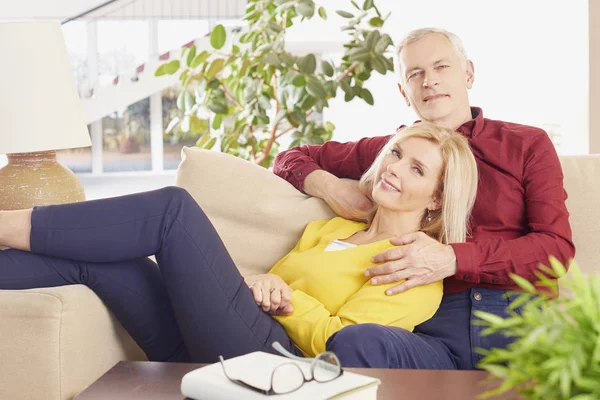 Feliz pareja de ancianos —  Fotos de Stock