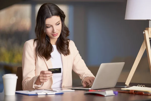 Donna e Online banking — Foto Stock